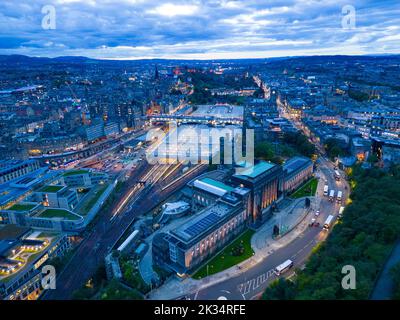 Luftaufnahme in der Abenddämmerung von Edinburgh in Richtung Waverley Station und St. Andrews House, Schottland, Großbritannien Stockfoto