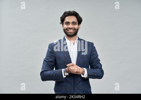 Lächelnder arabischer Geschäftsmann, der Anzug in Beige trägt. Stockfoto