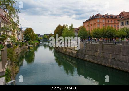 Ljubljana, Slowenien - September 3. 2022. Der Fluss Ljubljanici in Ljubljana, Slowenien Stockfoto