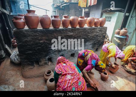 07.12.2011, Mumbai, Maharashtra, Indien, Asien - Töpferinnen stellen Tongefäße im Dorf Kumbharwada im Slum Dharavi in Mumbai her. Der loc Stockfoto