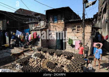 09.12.2011, Mumbai, Maharashtra, Indien, Asien - Tonwaren trocknet in der Sonne im Kumbharwada Dorf im Dharavi Slum von Mumbai. Stockfoto