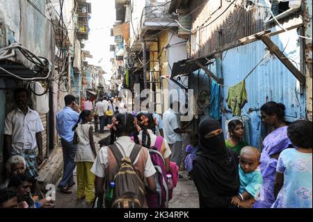 09.12.2011, Mumbai, Maharashtra, Indien, Asien - Alltagsszene mit Menschen in einer engen Hintergasse im Slum von Dharavi in Mumbai. Stockfoto