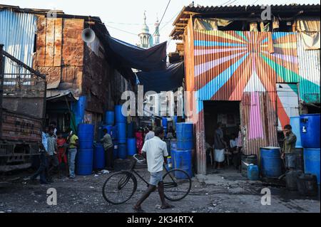 11.12.2011, Mumbai, Maharashtra, Indien, Asien - Alltagsszene mit Menschen in einer engen Hintergasse im Slum von Dharavi in Mumbai. Stockfoto