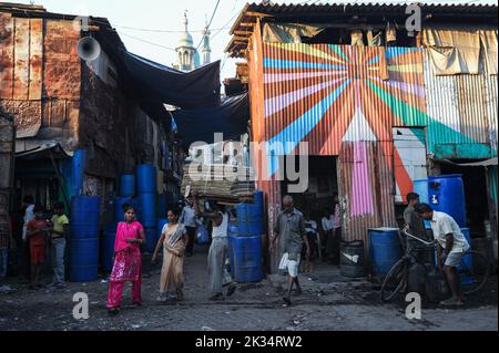 11.12.2011, Mumbai, Maharashtra, Indien, Asien - Alltagsszene mit Menschen in einer engen Hintergasse im Slum von Dharavi in Mumbai. Stockfoto