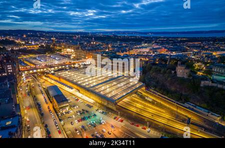 Luftaufnahme bei Nacht von Edinburgh in Richtung Waverley Station, Schottland, Großbritannien Stockfoto