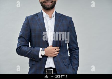 Stilvoller, eleganter junger Geschäftsmann, der Anzug in Beige trägt. Stockfoto