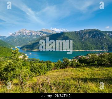 Die berühmten Piva River Canyon mit seinen fantastischen Behälter Piva (See Pivsko Jezero) und Pluzine Stadt Sommer Blick in Montenegro. Naturreisen backgrou Stockfoto