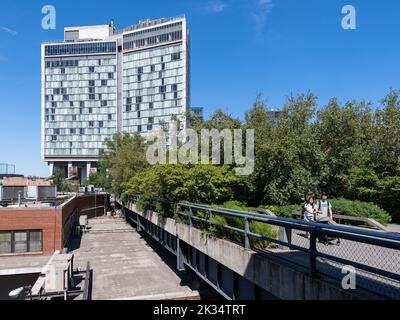 Menschen auf der High Line im Chelsea-Viertel von Manhattan Stockfoto