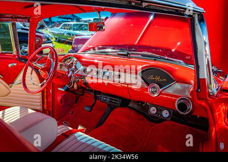 Daona Beach, FL - 28. November 2020: Vordersitzansicht eines Chevrolet BelAir aus dem Jahr 1955 auf einer lokalen Automobilmesse. Stockfoto