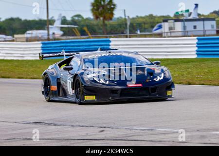 Sebring, FL, USA. 24.. September 2022. Fanatec GT World Challenge America Powered by AWS auf dem Sebring International Speedway, USA. Lieblingssportwagen von Marken wie Acura, Aston Martin, Ferrari, Lamborghini, Mercedes-AMG, Und Porsche wird die Beulen in Zentral-Florida zu kämpfen. Kredit: Yaroslav Sabitov/YES Market Media/Alamy Live Nachrichten Stockfoto