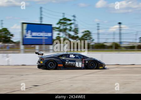 Sebring, FL, USA. 24.. September 2022. Fanatec GT World Challenge America Powered by AWS auf dem Sebring International Speedway, USA. Lieblingssportwagen von Marken wie Acura, Aston Martin, Ferrari, Lamborghini, Mercedes-AMG, Und Porsche wird die Beulen in Zentral-Florida zu kämpfen. Kredit: Yaroslav Sabitov/YES Market Media/Alamy Live Nachrichten Stockfoto