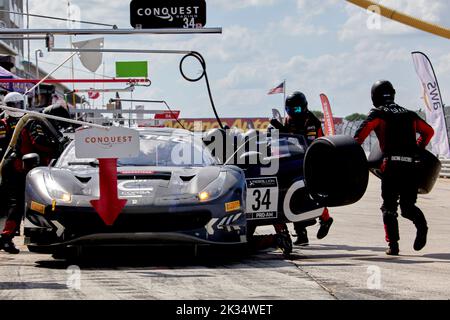 Sebring, FL, USA. 24.. September 2022. Fanatec GT World Challenge America Powered by AWS auf dem Sebring International Speedway, USA. Lieblingssportwagen von Marken wie Acura, Aston Martin, Ferrari, Lamborghini, Mercedes-AMG, Und Porsche wird die Beulen in Zentral-Florida zu kämpfen. Kredit: Yaroslav Sabitov/YES Market Media/Alamy Live Nachrichten Stockfoto