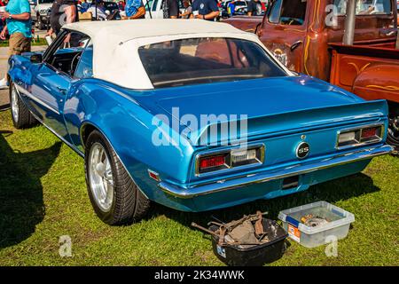 Daona Beach, FL - 28. November 2020: Rückansicht eines Chevrolet Camaro SS Cabriolets aus dem Jahr 1968 auf einer lokalen Automobilmesse. Stockfoto