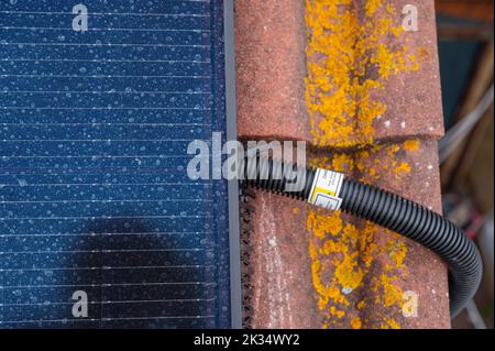 Solar-PV-Module auf dem Dach eines Hauses in Großbritannien Stockfoto