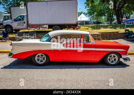 Falcon Heights, MN - 18. Juni 2022: Hochperspektivische Seitenansicht eines Chevrolet BelAir Hardtop Coupés aus dem Jahr 1956 auf einer lokalen Automobilmesse. Stockfoto