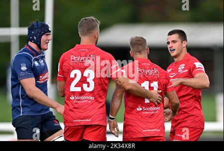 Richmond, Großbritannien. 24. September 2022. Championship Rugby. London Scottish V Jersey Reds. Der Richmond Athletic Ground. Richmond. Der Trickschütze will Brown (Jersey Reds, 11) wird von seinen Teamkollegen Brendan Owen (Jersey Reds, 23) und Russell Bennett (Jersey Reds) während des Londoner Rugby-Championats Scottish V Jersey Reds gratuliert. Kredit: Sport In Bildern/Alamy Live Nachrichten Stockfoto