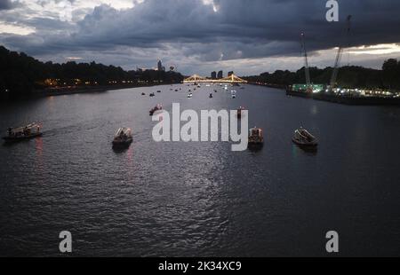 London, Großbritannien. 24. September 2022. Die Thames Flottille in Erinnerung an Queen Elizabeth hebt die Themse hinunter Credit: Brian Minkoff /Alamy Live News Stockfoto