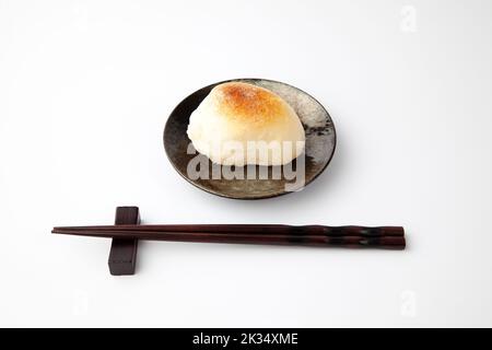 Gebackener Reiskuchen auf Teller isoliert auf weißem Hintergrund Stockfoto