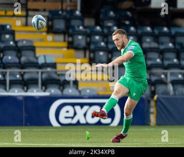 Brett Connon von Newcastle Falcons tritt während des Gallagher Premiership-Spiels Worcester Warriors gegen Newcastle Falcons im Sixways Stadium, Worcester, Großbritannien, 24.. September 2022 um Posten an (Foto von Nick Browning/News Images) Stockfoto
