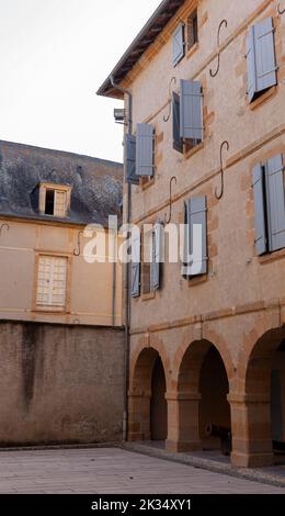 Blick auf das Arsenal-Gebäude in Navarrenx, eine der besten kleinen Städte Frankreichs entlang des Chemin du Puy, der französischen Route des Camino de Santiago, Frankreich Stockfoto