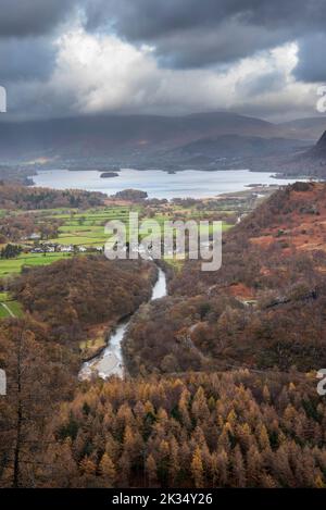 Schönes Landschaftsbild von der Aussicht von Castle Crag auf Derwentwater, Keswick, Skiddaw, Blencathra und Walla Crag im Lake District Stockfoto