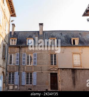 Blick auf das Arsenal-Gebäude in Navarrenx, eine der besten kleinen Städte Frankreichs entlang des Chemin du Puy, der französischen Route des Camino de Santiago, Frankreich Stockfoto