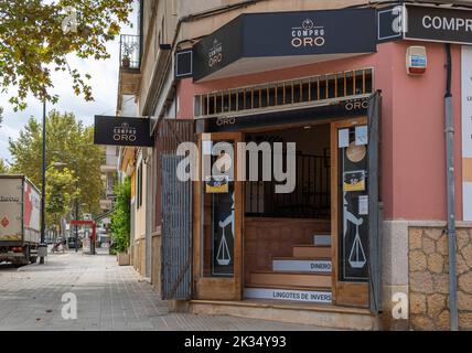 Felanitx, Spanien; september 21 2022: Kauf und Verkauf von Gold Gründung der Firma Compro Oro in der mallorquinischen Stadt Felanitx, Spanien Stockfoto