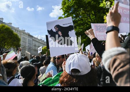 Iranische Botschaft, London, Großbritannien. 22.. September 2022. Mahsa Amini 22-jährige #befindet sich im Koma im Krankenhaus, nachdem sie von der Moralpolizei verhaftet wurde, weil sie einen unangemessenen Hijab trug, jetzt stirbt sie. Demonstranten behaupten, die Moralpolizei habe Mahsa Amini ermordet. Stockfoto