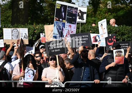 Iranische Botschaft, London, Großbritannien. 22.. September 2022. Mahsa Amini 22-jährige #befindet sich im Koma im Krankenhaus, nachdem sie von der Moralpolizei verhaftet wurde, weil sie einen unangemessenen Hijab trug, jetzt stirbt sie. Demonstranten behaupten, die Moralpolizei habe Mahsa Amini ermordet. Stockfoto