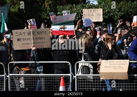 Iranische Botschaft, London, Großbritannien. 22.. September 2022. Mahsa Amini 22-jährige #befindet sich im Koma im Krankenhaus, nachdem sie von der Moralpolizei verhaftet wurde, weil sie einen unangemessenen Hijab trug, jetzt stirbt sie. Demonstranten behaupten, die Moralpolizei habe Mahsa Amini ermordet. Stockfoto