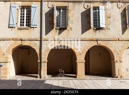 Blick auf das Arsenal-Gebäude in Navarrenx, eine der besten kleinen Städte Frankreichs entlang des Chemin du Puy, der französischen Route des Camino de Santiago, Frankreich Stockfoto