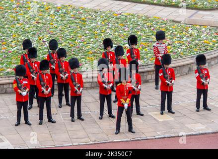Windsor, England. VEREINIGTES KÖNIGREICH. 19. September 2022. Soldaten kommen vorbei, als der Sarg von Königin Elizabeth II., der im State Hearse getragen wird, am Schloss Windsor ankommt Stockfoto