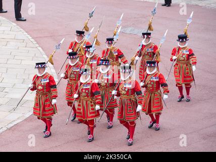 Windsor, England. VEREINIGTES KÖNIGREICH. 19. September 2022. Yeoman Warders kommen zu Besuch, als der Sarg von Königin Elizabeth II, getragen im State Hearse, in Windsor ankommt Stockfoto