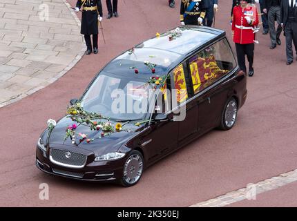 Windsor, England. VEREINIGTES KÖNIGREICH. 19. September 2022. Der Sarg von Königin Elizabeth II., der im State Hearse getragen wird, kommt für eine verpflichtende SE in Windsor Castle an Stockfoto