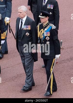 Windsor, England. VEREINIGTES KÖNIGREICH. 19. September 2022. Prinz Andrew, Herzog von York und Prinz Edward, Earl of Wessex, folgen als Sarg von Königin Elizabeth ll, ca. Stockfoto