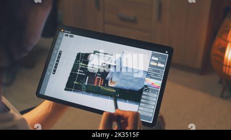 Männlich 3D Designer mit Remote freiberufliches Projekt und arbeiten an Smart House Exterieur in 3D Modellierung Anwendung mit digitalen Tablet-Computer und Bleistift Stockfoto