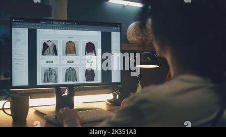 Männlicher Web-Designer, der einen PC für die Erstellung einer Website im professionellen Konstrukteur verwendet, während er zu Hause an einem Projekt aus der Ferne arbeitet. Freiberuflich Stockfoto