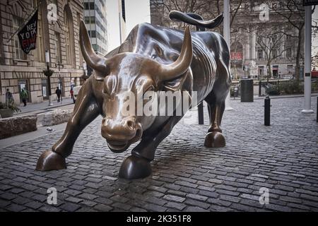 Charging Bull ist ein beliebtes Touristenziel, das Tausende von Menschen anzieht und die Wall Street und den Finanzdistrikt symbolisiert. Stockfoto