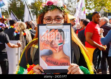 asiatische Frau mit Schild gegen iran Tod mahsa amini Gay Pride Parade Protest 2022 in Birmingham Stadtzentrum großbritannien 24.. september Stockfoto