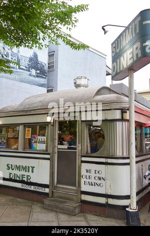 Außenansicht des Gebäudes beim Frühstück im Summit Diner in Summit, New Jersey, USA. Klassisches NJ Diner von außen. Stockfoto