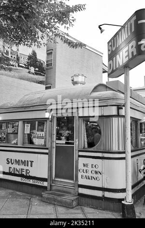 Außenansicht des Gebäudes beim Frühstück im Summit Diner in Summit, New Jersey, USA. Klassisches NJ Diner von außen. Stockfoto