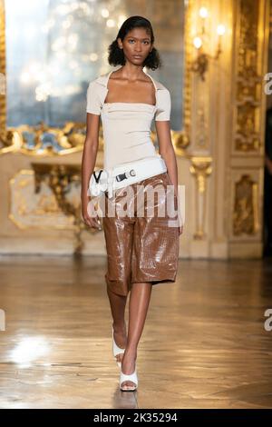 Mailand, Italien. 24. September 2022. TRUSSARDI SS23 Runway während der Mailänder Modewoche am 2022. September - Mailand, Italien. 24/09/2022 Credit: dpa/Alamy Live News Stockfoto