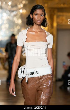 Mailand, Italien. 24. September 2022. TRUSSARDI SS23 Runway während der Mailänder Modewoche am 2022. September - Mailand, Italien. 24/09/2022 Credit: dpa/Alamy Live News Stockfoto