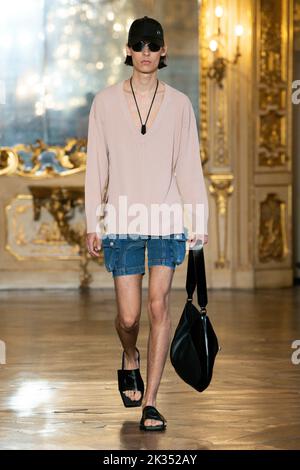 Mailand, Italien. 24. September 2022. TRUSSARDI SS23 Runway während der Mailänder Modewoche am 2022. September - Mailand, Italien. 24/09/2022 Credit: dpa/Alamy Live News Stockfoto