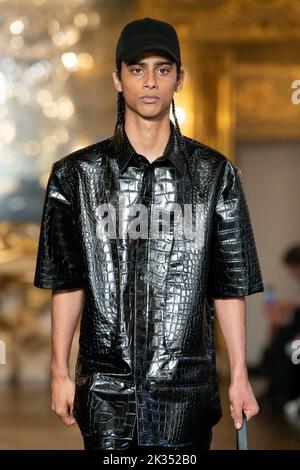 Mailand, Italien. 24. September 2022. TRUSSARDI SS23 Runway während der Mailänder Modewoche am 2022. September - Mailand, Italien. 24/09/2022 Credit: dpa/Alamy Live News Stockfoto