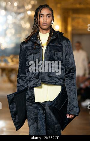 Mailand, Italien. 24. September 2022. TRUSSARDI SS23 Runway während der Mailänder Modewoche am 2022. September - Mailand, Italien. 24/09/2022 Credit: dpa/Alamy Live News Stockfoto