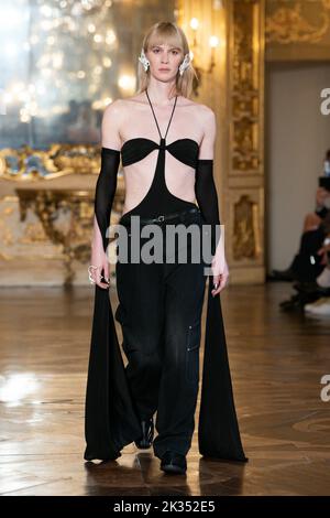 Mailand, Italien. 24. September 2022. TRUSSARDI SS23 Runway während der Mailänder Modewoche am 2022. September - Mailand, Italien. 24/09/2022 Credit: dpa/Alamy Live News Stockfoto