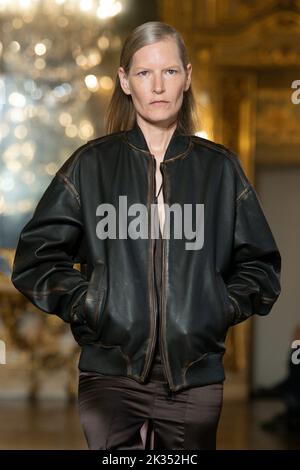 Mailand, Italien. 24. September 2022. TRUSSARDI SS23 Runway während der Mailänder Modewoche am 2022. September - Mailand, Italien. 24/09/2022 Credit: dpa/Alamy Live News Stockfoto