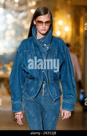 Mailand, Italien. 24. September 2022. TRUSSARDI SS23 Runway während der Mailänder Modewoche am 2022. September - Mailand, Italien. 24/09/2022 Credit: dpa/Alamy Live News Stockfoto