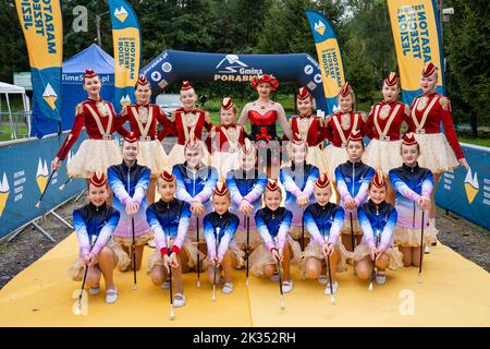 Porabka, Bielsko, Polen, 24. September 2022: Drei-Seen-Marathon-Festival. Fest an der Ziellinie des Marathons. Majorette und Läufer Stockfoto